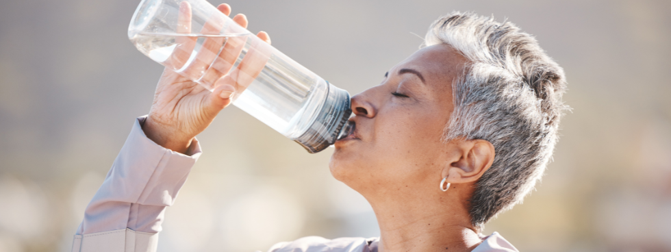 Renforcement-musculaire-menopause-03 boire de l'eau pour améliorer sa ménopause